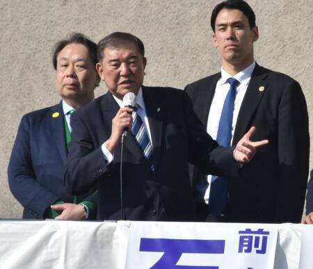 応援演説に入った石破茂前首相（左から２人目）