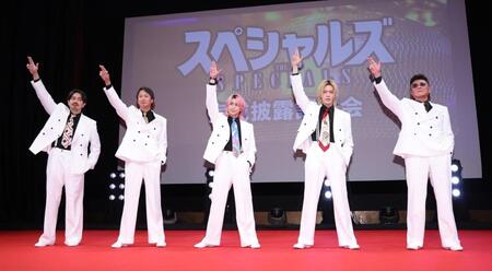 登場しポーズをきめる（左から）青柳翔、椎名桔平、佐久間大介、中本悠太、小沢仁志＝有楽町朝日ホール（撮影・金田祐二）