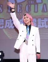 笑顔で手を振る佐久間大介＝有楽町朝日ホール（撮影・金田祐二）