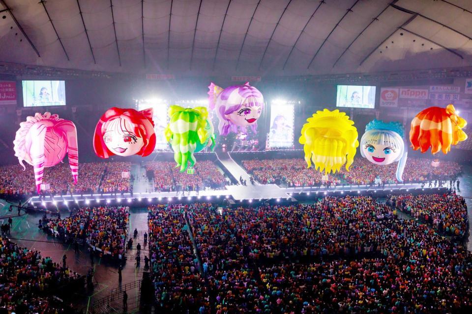 　巨大な気球に乗って登場（撮影：ヨシモリユウナ）