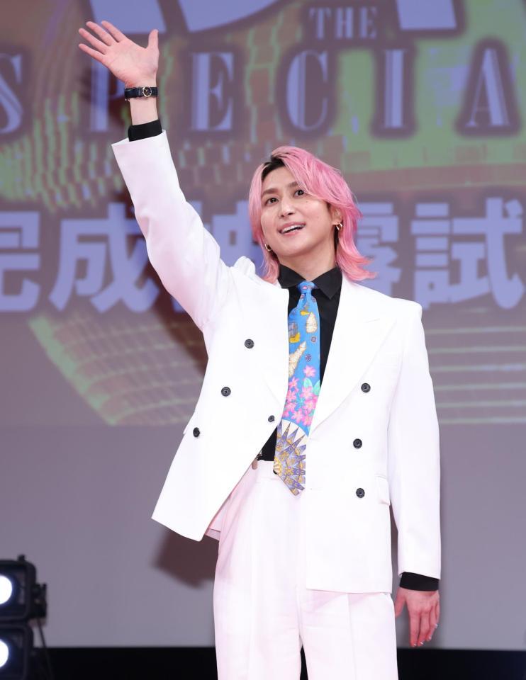 笑顔で手を振る佐久間大介＝有楽町朝日ホール（撮影・金田祐二）