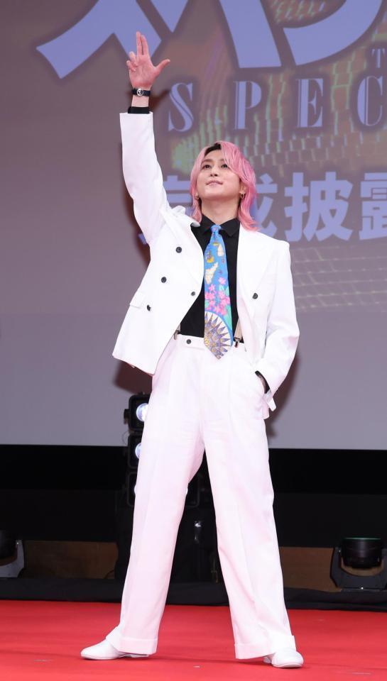 登場しポーズをきめる佐久間大介＝有楽町朝日ホール（撮影・金田祐二）
