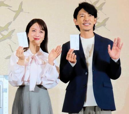 「第５１回衆議院議員総選挙」期日前投票デモンストレーション記者発表会に出席した藤木直人（右）と谷まりあ