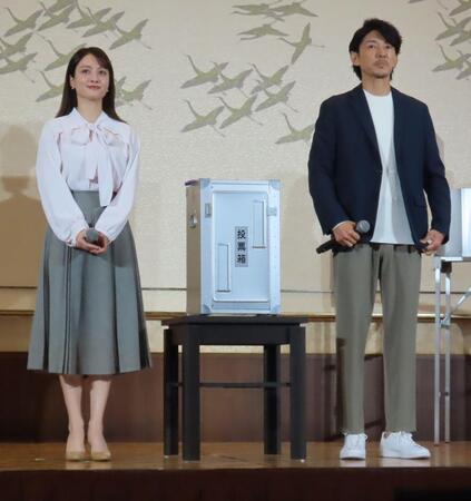 「第51回衆議院議員総選挙」期日前投票デモンストレーション記者発表会に出席した藤木直人（右）と谷まりあ