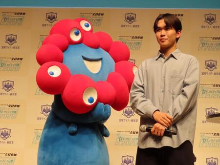 「サイバーセキュリティ月間２０２６キックオフイベント」に出席した鈴木福と大阪・関西万博公式キャラクターのミャクミャク