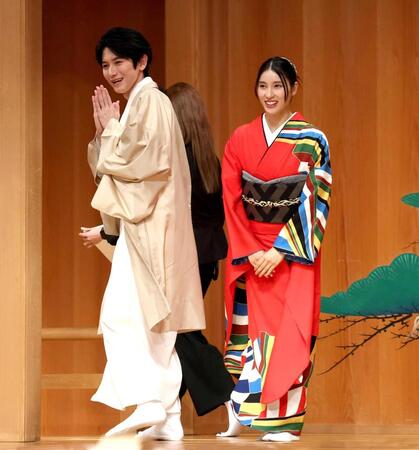 笑顔で降壇する本郷奏多（左）と土屋太鳳＝東京・銀座の観世能楽堂（撮影・金田祐二）