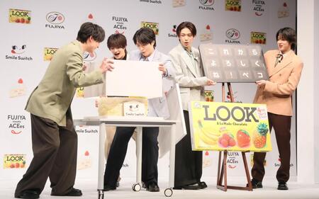 大型ケーキを贈呈され、驚くＡＣＥｅｓの（左から）作間龍斗、浮所飛貴、那須雄登、深田竜生、佐藤龍我（撮影・石井剣太郎）