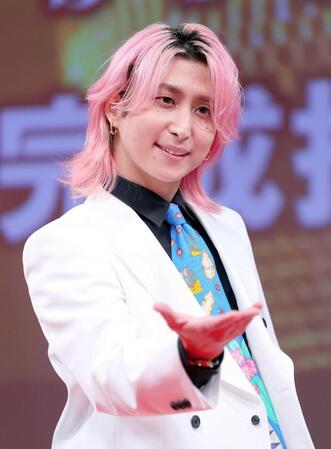 ポーズをきめる佐久間大介