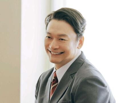 ５０歳を目前に高校生役で制服に袖を通した香取慎吾