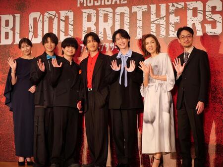 会見に登場した（左から）瀬奈じゅん、島太星、渡邉蒼、小林亮太、山田健登、安蘭けい、日澤雄介氏