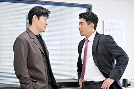 ＴＢＳ「リブート」より。高身長な２人は、ほぼ同じ体格のようにも…。