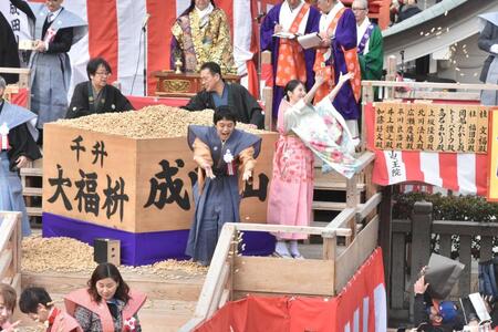 節分祭で豆をまく池松壮亮（左）と浜辺美波