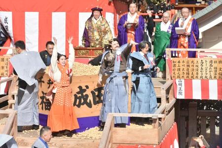 節分祭で豆をまくばけばけ出演陣。（左から）高石あかり、トミー・バストウ、岡部たかし