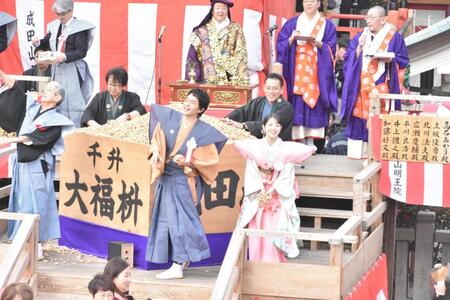 節分祭で豆をまく池松壮亮（左）と浜辺美波