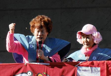 節分会の挨拶で「ファイヤー！」と呼びかける林家ペー、パー子