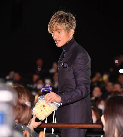 舞台あいさつで観客にポップコーンを振る舞う木村拓哉（撮影・開出牧）