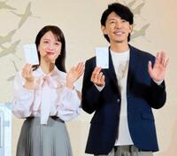 「第５１回衆議院議員総選挙」期日前投票デモンストレーション記者発表会に出席した藤木直人（右）と谷まりあ