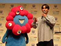 「サイバーセキュリティ月間２０２６キックオフイベント」に出席した鈴木福と大阪・関西万博公式キャラクターのミャクミャク