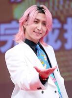 ポーズをきめる佐久間大介