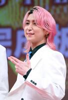 ポーズをきめる佐久間大介