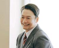 ５０歳を目前に高校生役で制服に袖を通した香取慎吾