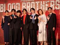 会見に登場した（左から）瀬奈じゅん、島太星、渡邉蒼、小林亮太、山田健登、安蘭けい、日澤雄介氏