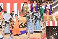 節分祭で豆をまくばけばけ出演陣。（左から）高石あかり、トミー・バストウ、岡部たかし