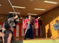 見事な殺陣を披露した津吹みゆ（中央）