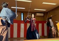 見事な殺陣を披露した津吹みゆ（中央）