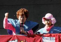 節分会の挨拶で「ファイヤー！」と呼びかける林家ペー、パー子