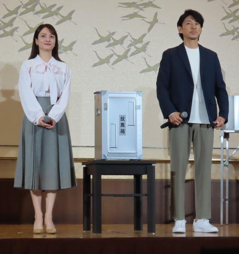 「第51回衆議院議員総選挙」期日前投票デモンストレーション記者発表会に出席した藤木直人（右）と谷まりあ