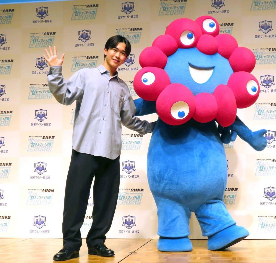 「サイバーセキュリティ月間２０２６キックオフイベント」に出席した鈴木福と大阪・関西万博公式マスコットキャラクターのミャクミャク