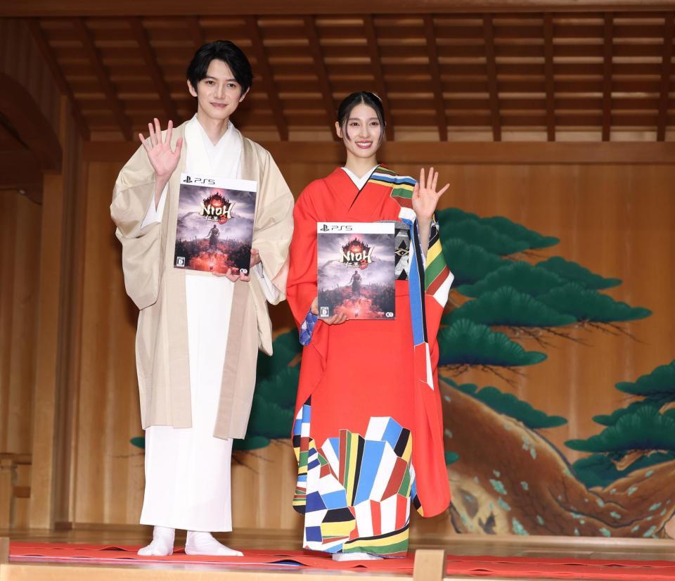 笑顔の本郷奏多（左）と土屋太鳳（撮影・金田祐二）