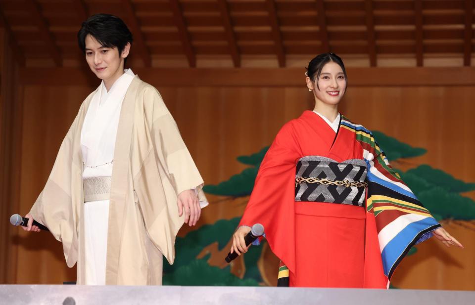 登壇した本郷奏多（左）と土屋太鳳（撮影・金田祐二）