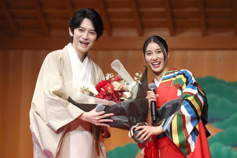 本郷奏多（左）から誕生日の花束をもらい笑顔の土屋太鳳（撮影・金田祐二）