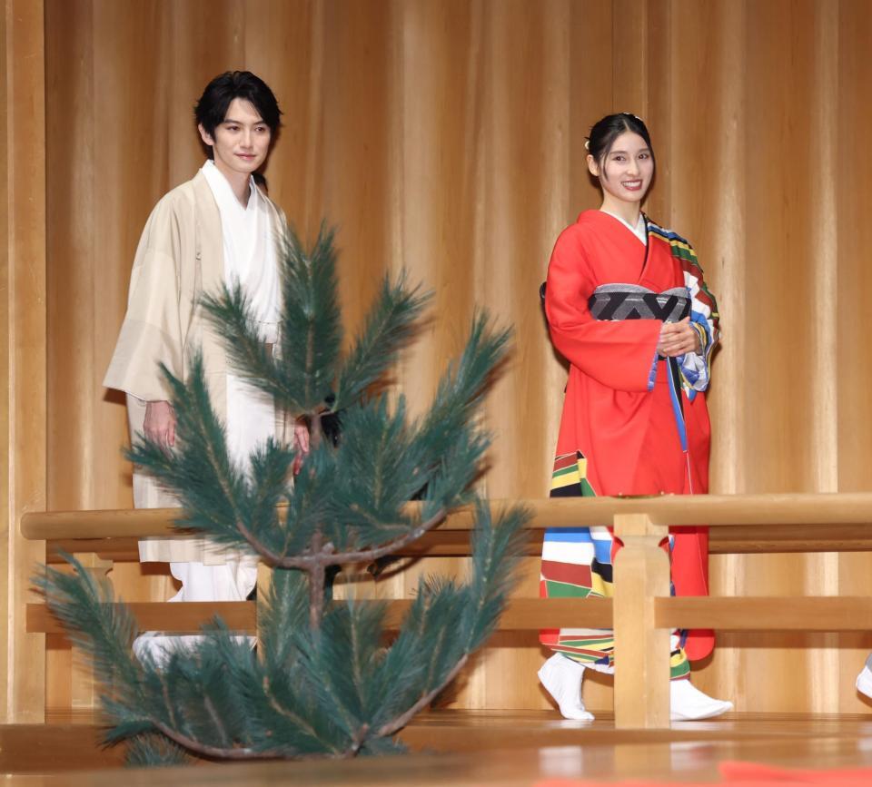 和装で登壇した本郷奏多（左）と土屋太鳳（撮影・金田祐二）