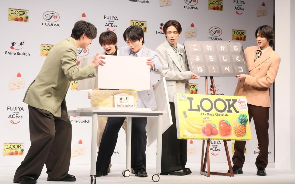 大型ケーキを贈呈され、驚くＡＣＥｅｓの（左から）作間龍斗、浮所飛貴、那須雄登、深田竜生、佐藤龍我（撮影・石井剣太郎）