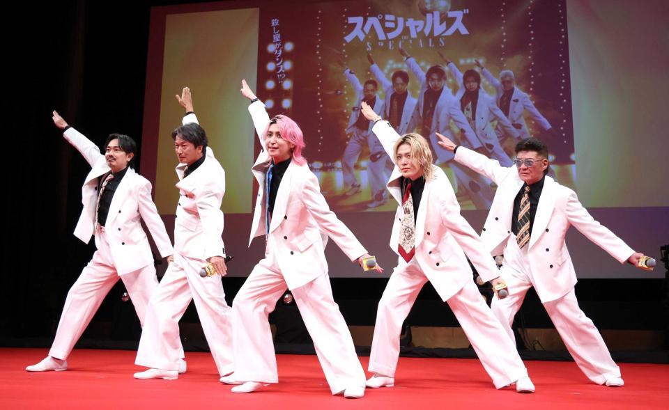 ポーズを決める（左から）青柳翔、椎名桔平、佐久間大介、中本悠太、小沢仁志（撮影・金田祐二）