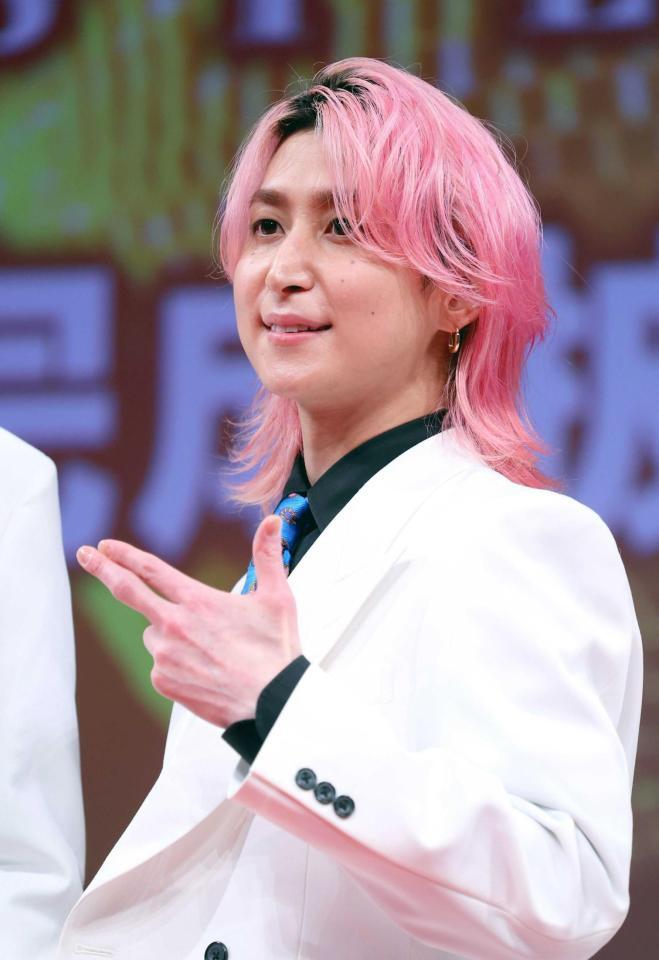 ポーズをきめる佐久間大介