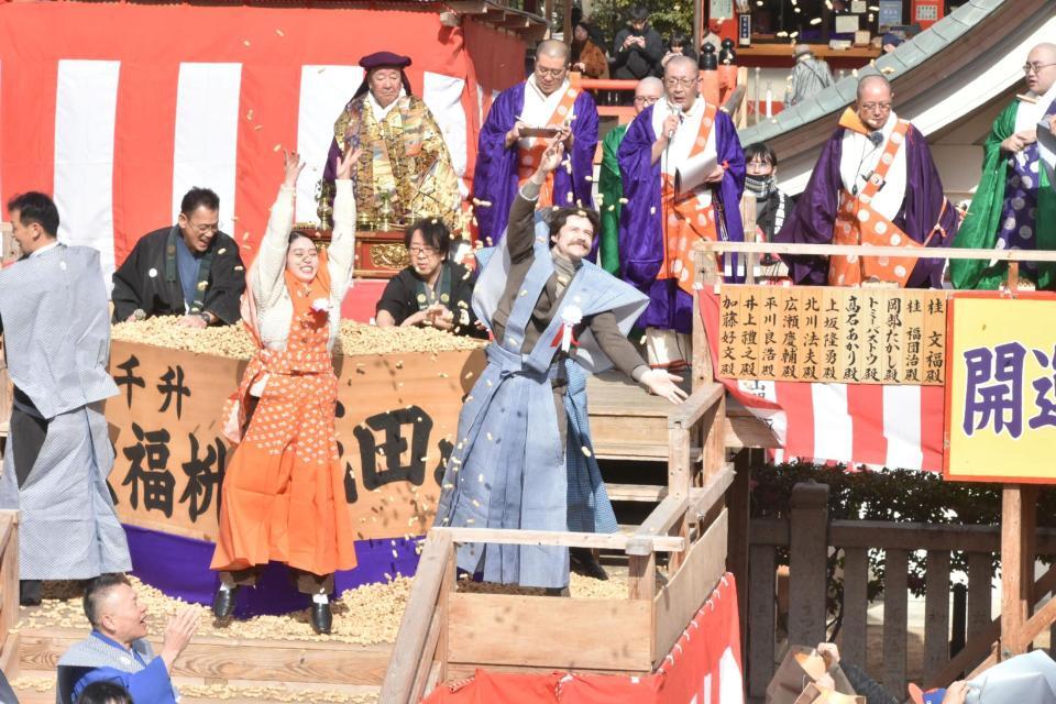 節分祭で豆をまくばけばけ出演陣。（左から）高石あかり、トミー・バストウ