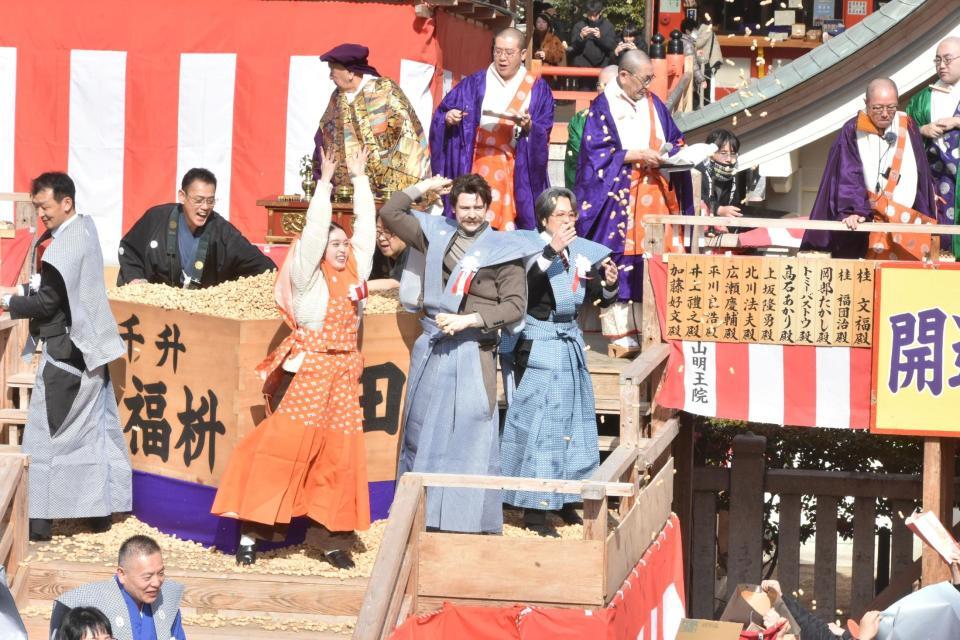 節分祭で豆をまくばけばけ出演陣。（左から）高石あかり、トミー・バストウ、岡部たかし