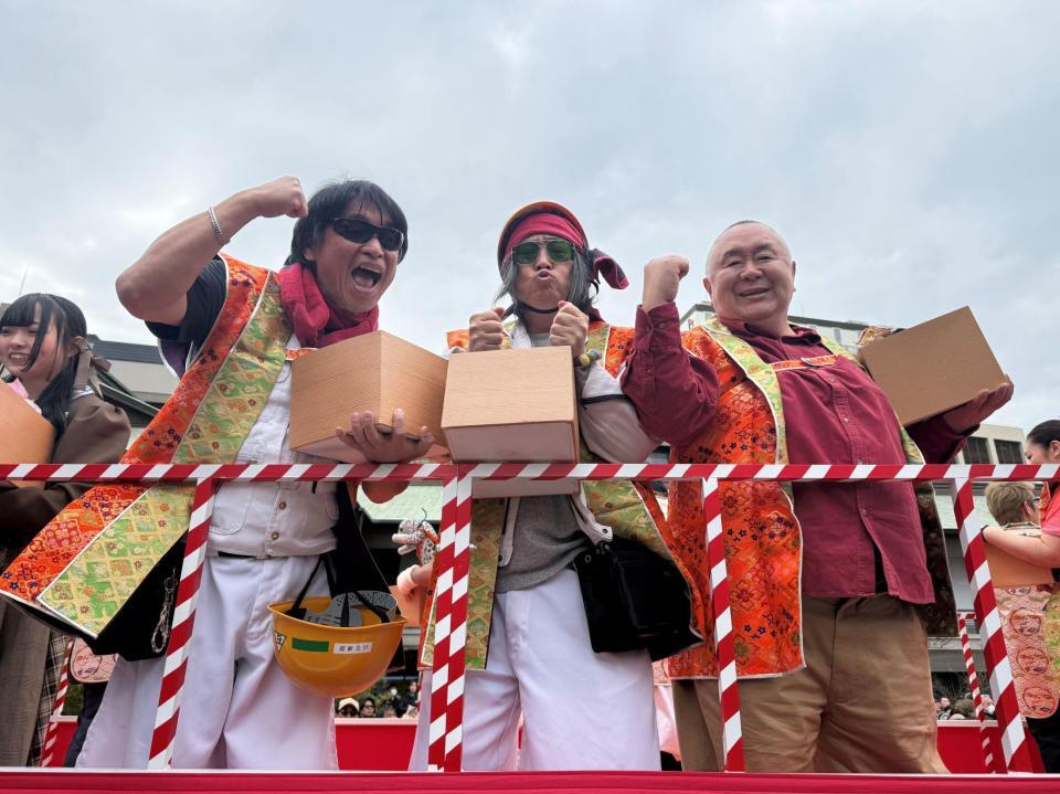 豆まき神事に参加した（左から）ＴあんどＴ・Ｔｏｓｈｉ君、Ｔｏｊｉ君、松村邦洋