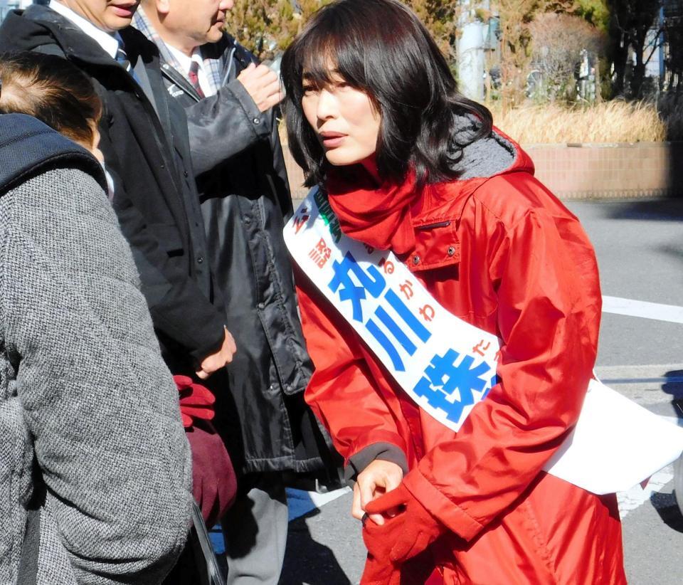 有権者の話を聞く丸川珠代氏＝３日、東京都内