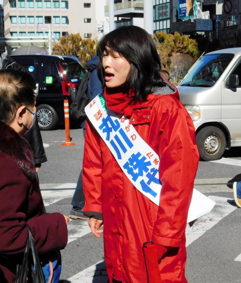 有権者の話を聞く丸川珠代氏＝東京都内