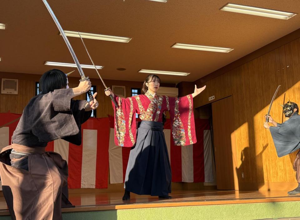 見事な殺陣を披露した津吹みゆ（中央）