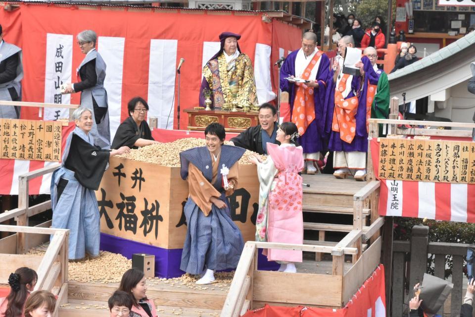 見事な投球を披露する池松壮亮（中央）と見守る浜辺美波（右）