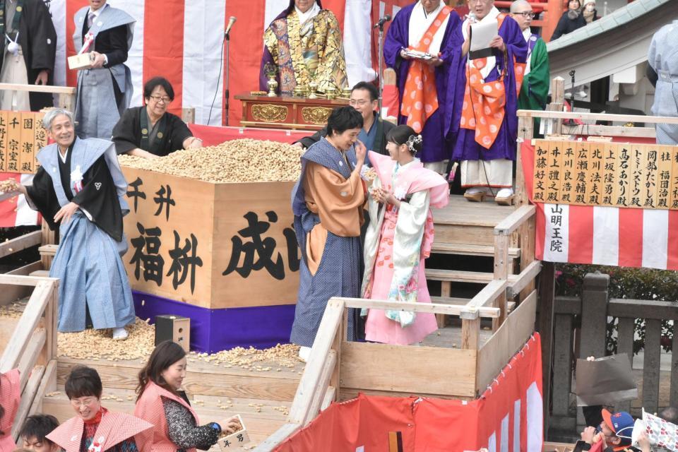 浜辺美波（右）の顔に落花生が当たり確認する池松壮亮