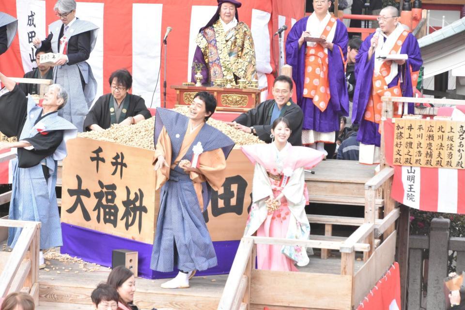 節分祭で豆をまく池松壮亮（左）と浜辺美波
