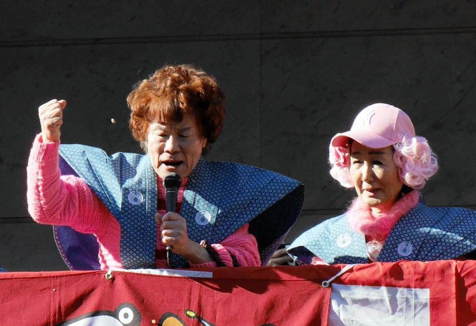 節分会の挨拶で「ファイヤー！」と呼びかける林家ペー、パー子