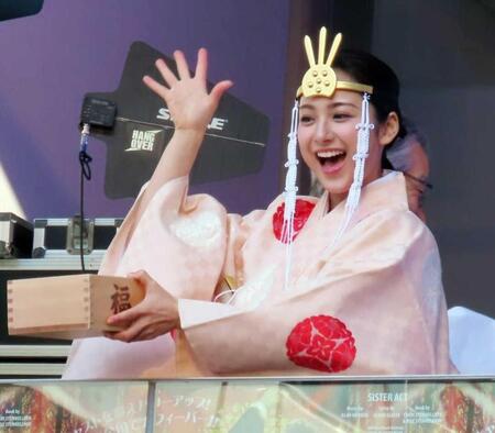 　神職の装束で豆まきを行った平祐奈